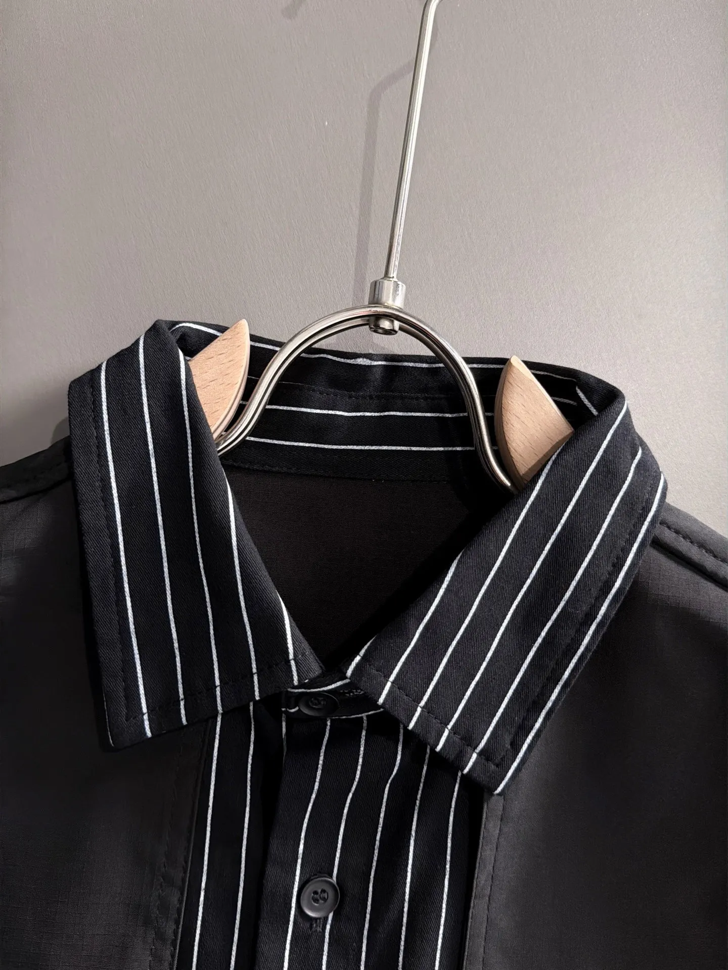 The latest New Arrival shirt in Paris for fall 2026. Complete with three standards, custom-dyed nylon fabric, overall casual and upscale. The fabric texture is relatively thin, very light, and comfortable on the upper body, suitable for early autumn and spring wear. Simple lines, customized hardware zippers, elegant and concise style, lightweight and comfortable to wear, very urban luxury and low-key elegance, with a casual and lazy feeling, the upper body effect is very good, quite wide and stylish, natural drape, simple and elegant! Top luxury Classic The style item is gentle and high-end, quiet but full of power. It perfectly conveys the brand's sense of trend and recognition. The upper body is super cool and stylish, and extremely luxurious. It shows your rank, strength and taste from all aspects! The overall grade is even more obvious. The upper body is comfortable and unconstrained, with a casual and loose effect. Sizes:S-2XL